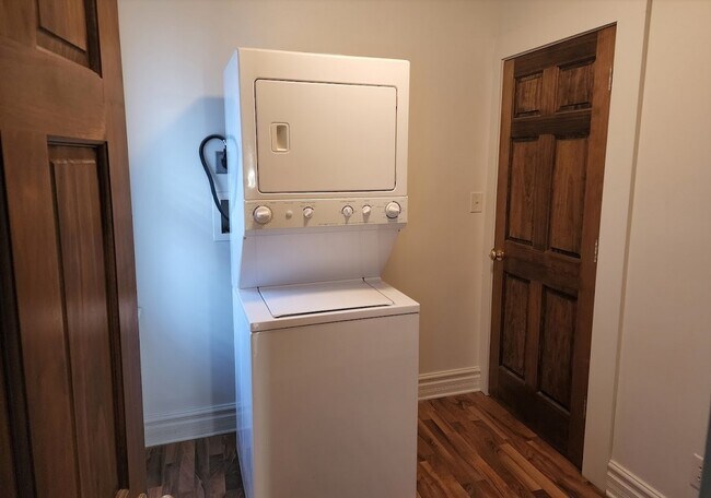 Building Photo - 716 N Walnut St