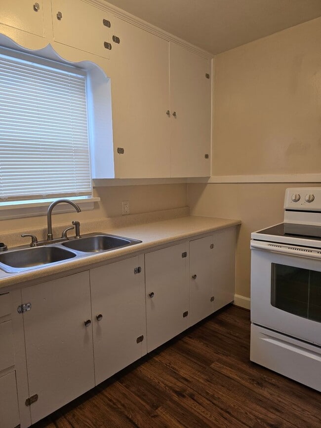 Building Photo - Eastside Charmer