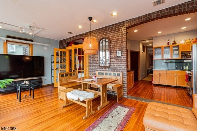 Building Photo - 152 Pine St