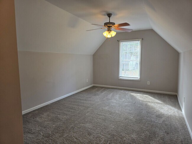 Building Photo - New Listing!!