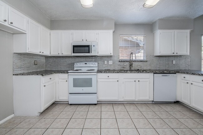 Building Photo - 16210 Cypress Point Dr