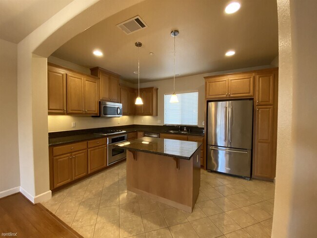 Building Photo - 2 br, 2.5 bath Townhome - 1714 Hillebrant ...