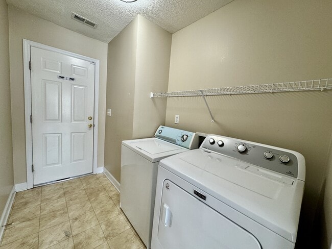 Building Photo - 301 W Willowood Ln