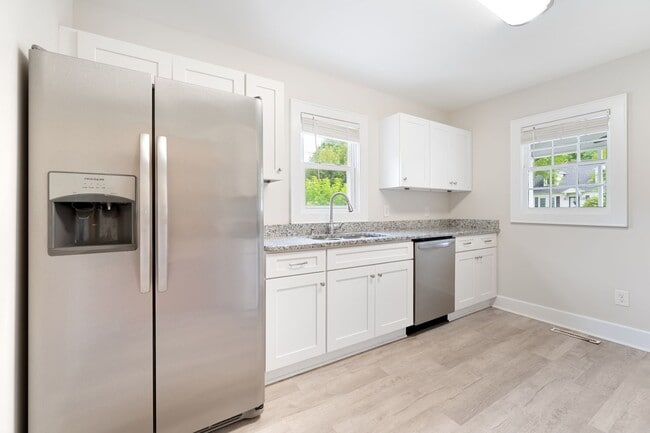 Building Photo - Available now! Lovely 3 bed/1 bath Home in...