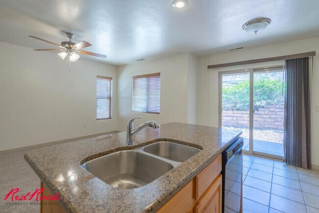Building Photo - 3 Bedroom Townhome In Fossil Hills!