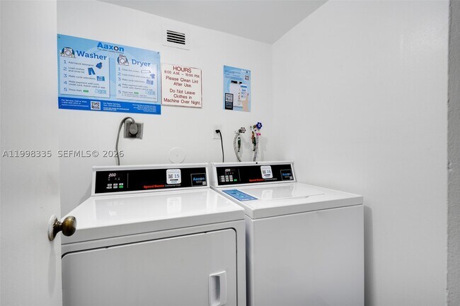 Building Photo - 18011 Biscayne Blvd