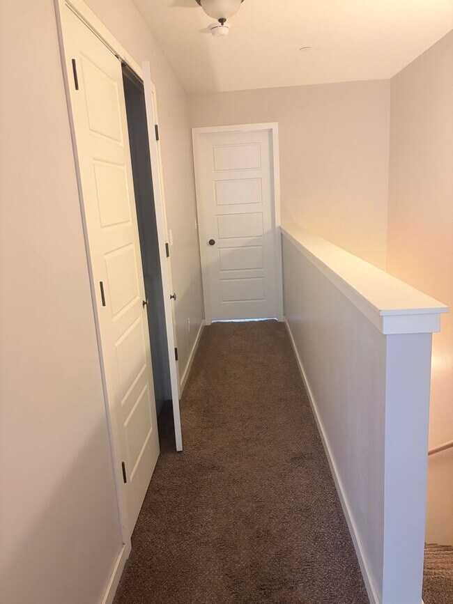 Building Photo - Beautiful Lightner Creek Townhome