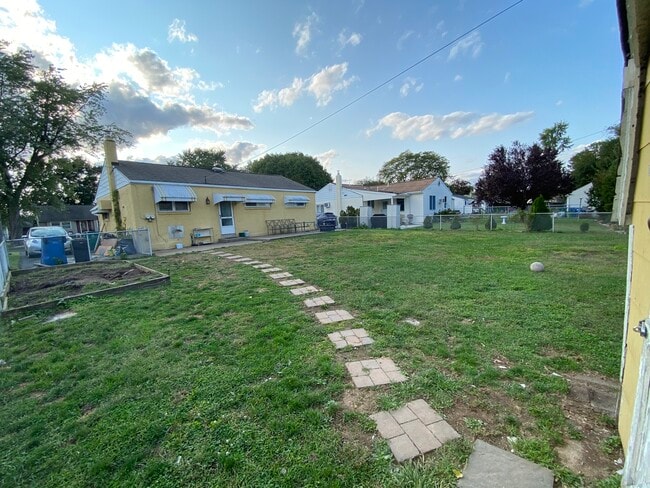 Building Photo - 808 Arthur Ave
