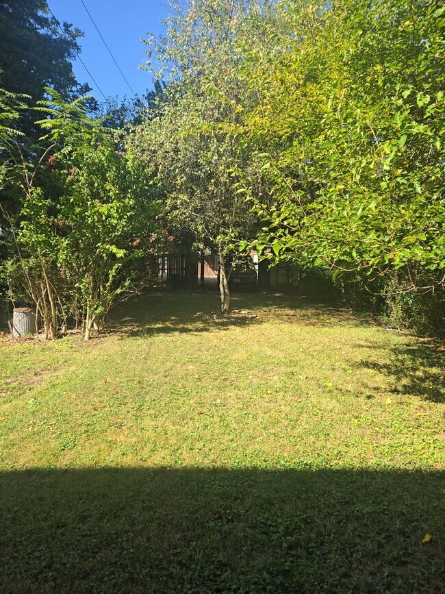 Building Photo - Spacious 3-Bedroom Home w/ Parking & Centr...