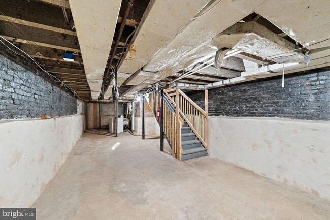 Building Photo - 1249 Kenwood Ave