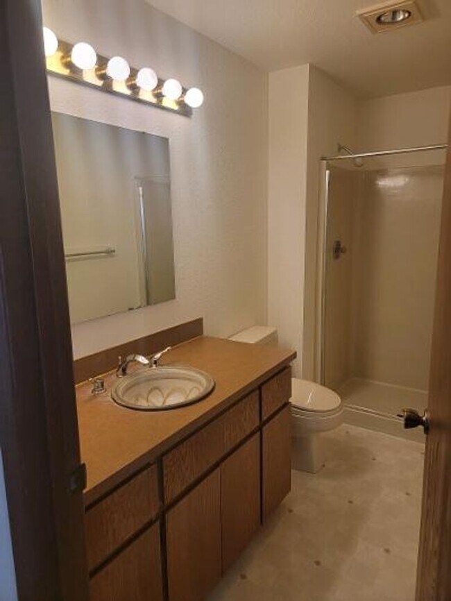 Building Photo - Classic North Tacoma 4 Bedroom Tri-Level with Peak a Boo View!