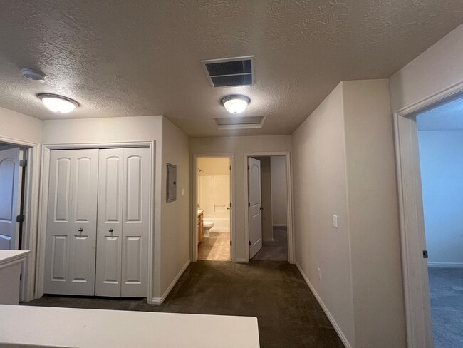 Building Photo - **Move-In Discount** 3 bedroom, 2.5 Bath Town home