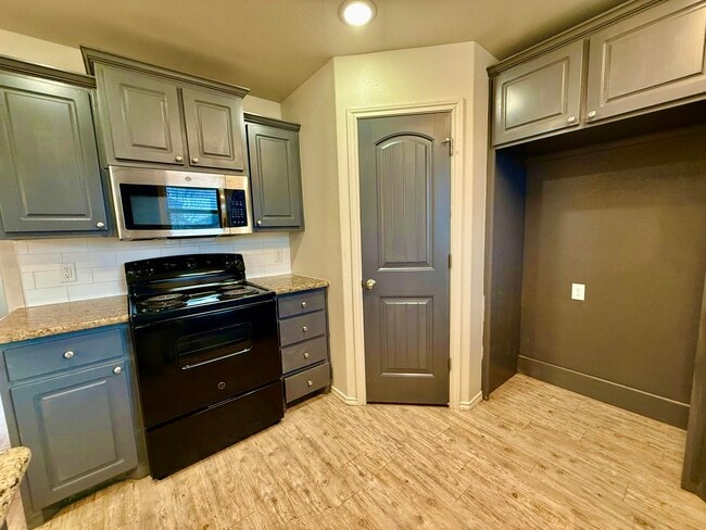 Building Photo - 909 Manchester Ct