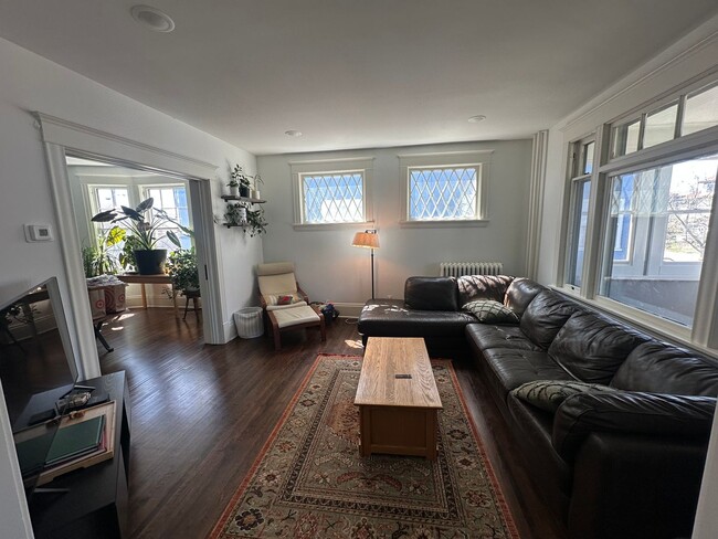 Building Photo - Spacious 3-Bedroom with Luxury Upgrades!!
