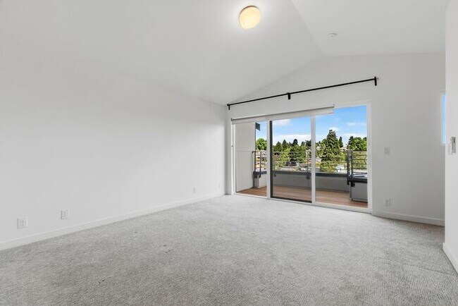 Building Photo - ULTRA-MODERN Air Conditioned Townhome in Beacon Hill (1st Month Free)