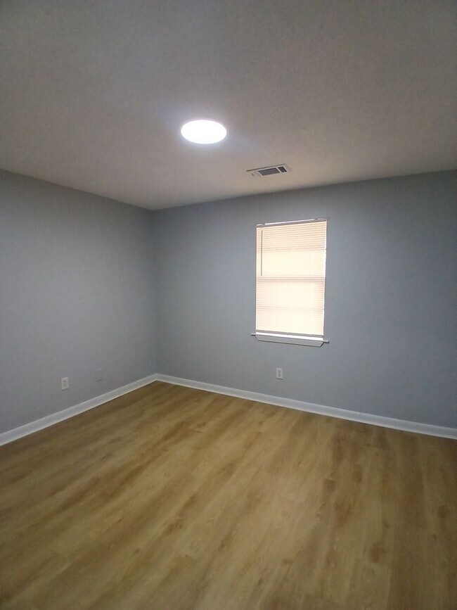 Building Photo - Raleigh Living: Updated 2-Bedroom with Modern Finishes