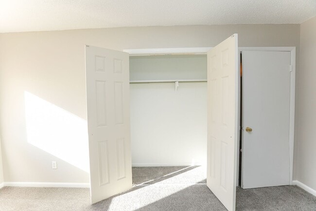 Building Photo - Spacious Townhome Updated Throughout!