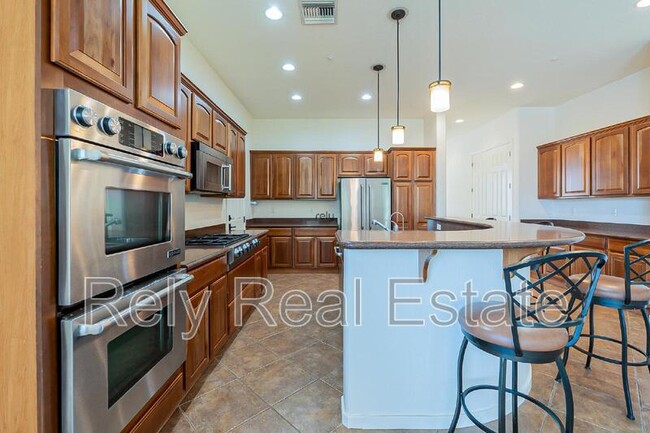 Building Photo - 734 W Juniper Ln