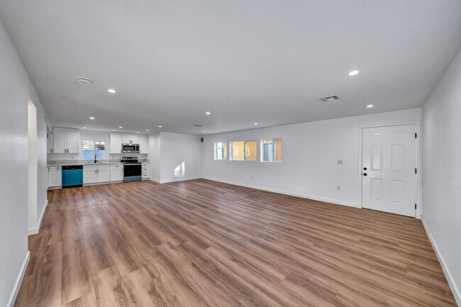 Building Photo - 11845 Hamlin St