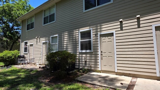Building Photo - FOR RENT 2 bed 2.5 bath Condominium