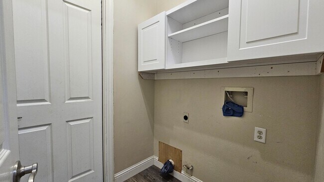 Building Photo - Luxurious Home in North Bakersfield 3 BD 3 BA