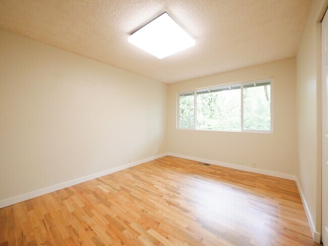 Building Photo - 3 Bed and 3 Bath Plus Office Private Singl...