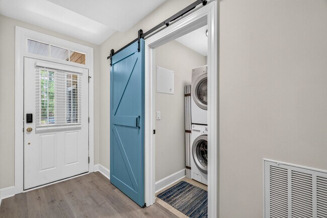 Building Photo - Modern Comfort in the Heart of Johns Island