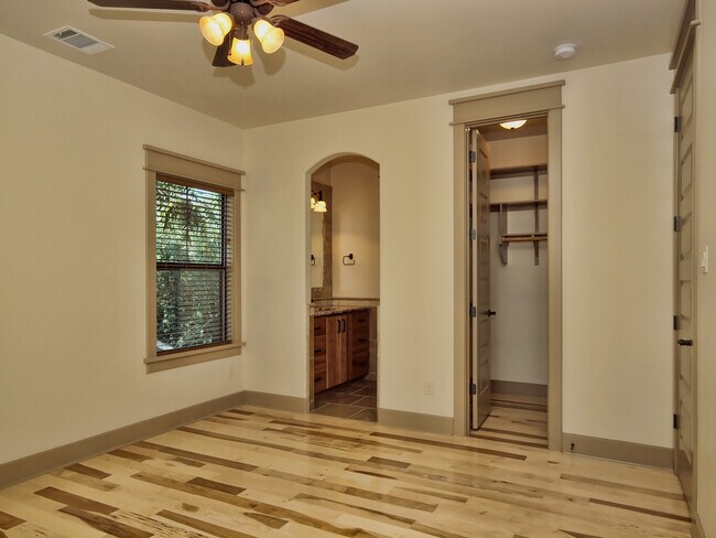 Building Photo - 2917 Rio Grande St