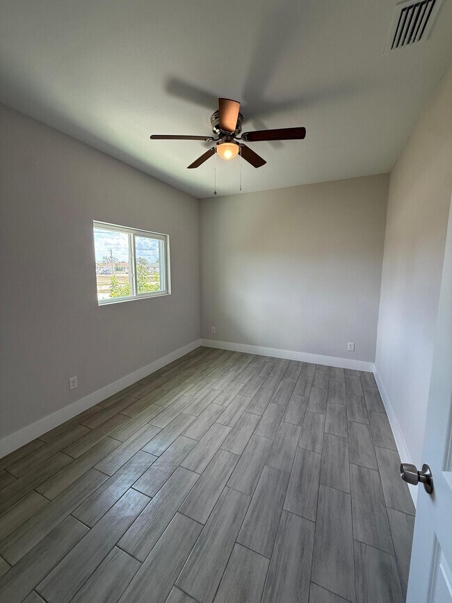 Building Photo - 4800 15th St SW