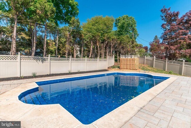 Building Photo - 248 Penncrest Dr