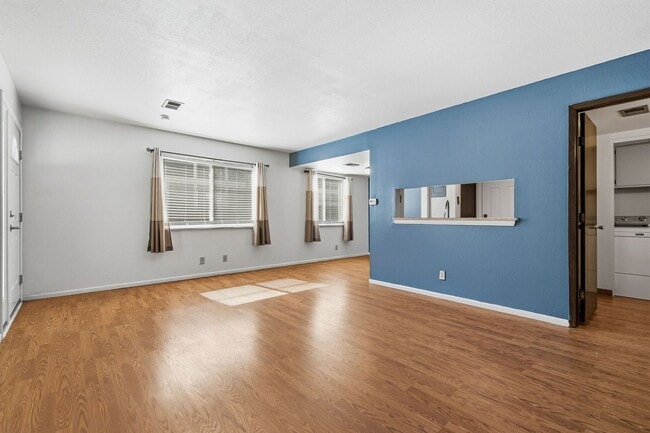 Building Photo - 2 Bed / 2 Bath Townhome in Denver