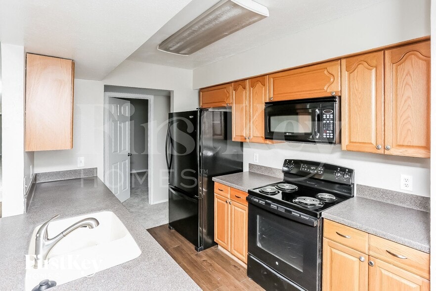 Building Photo - 5614 Sarasota Dr