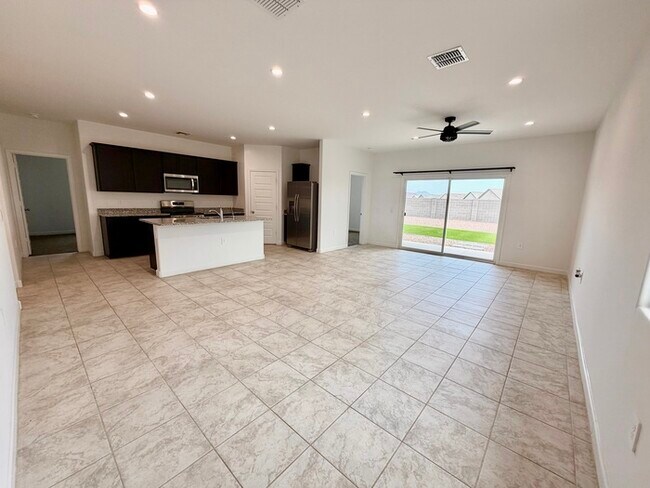 Building Photo - Beautiful 3-bedroom, 2-bath home in Entrada Del Oro (Newer DR Horton Home)!