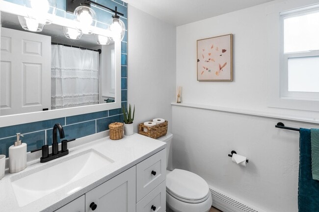 Building Photo - Stylish & Turnkey Furnished 2-BR Daylight Basement Apartment – Utilities + Wi-Fi Included