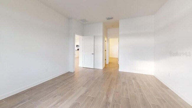 Building Photo - 7761 Lakes Edge Ln