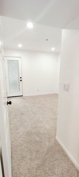 Building Photo - 108 W Maple St