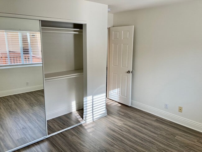 Building Photo - Upcoming!! 2 Bed/1 Bath Condo Apt.  Blocks...
