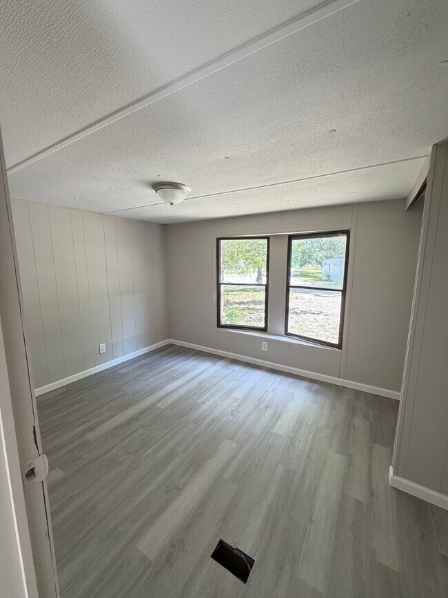 Building Photo - 0 Acorn Village Ln