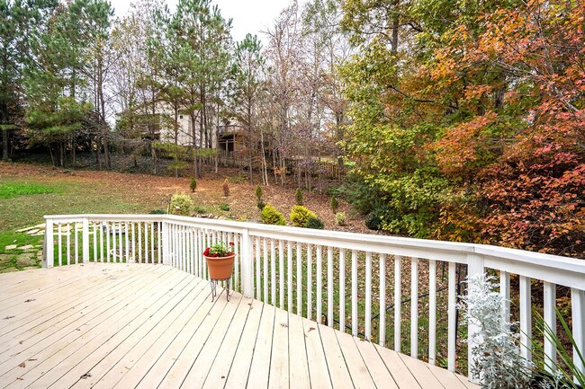 Building Photo - AVAILABLE NOW-BEAUTIFUL HOME ON A HILL!  F...