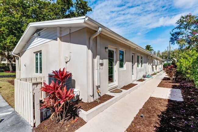 Building Photo - ** OLDE NAPLES ** 2 BED / 2 BATH - COMPLETELY REMODELED - PET OK! - ANNUAL RENTAL