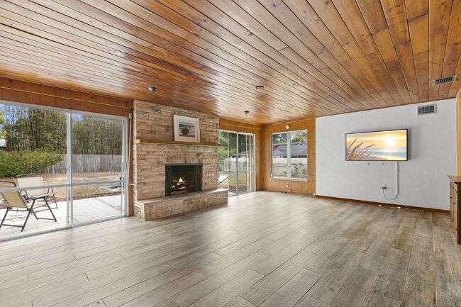 Building Photo - FULLY FENCED Home For Rent in Clearwater!