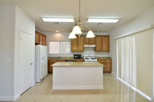 Building Photo - BEAUTIFUL 4BED/3BATH Home w/ 2 Car Garage ...