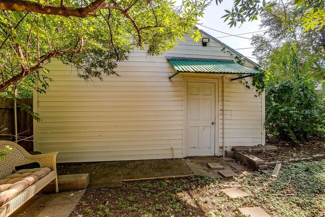 Building Photo - Classic 4 Bed, 2 Bath Home in the Heart of...