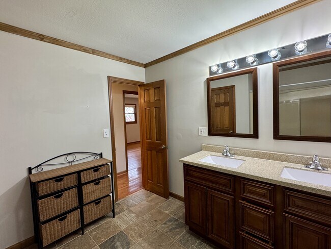 Building Photo - 702 W 6th Ave