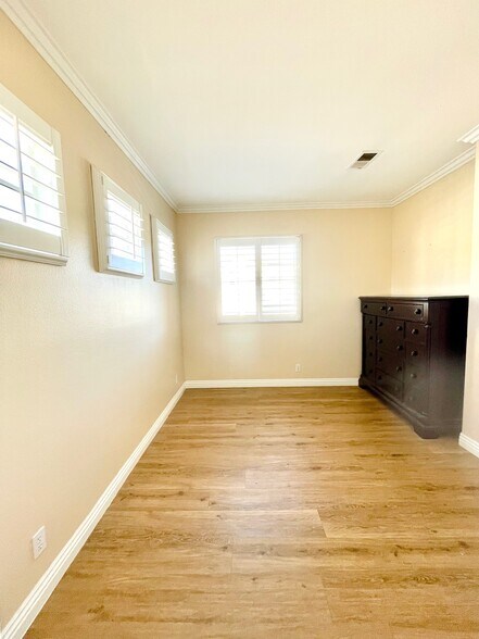 Building Photo - 40 Mesquite