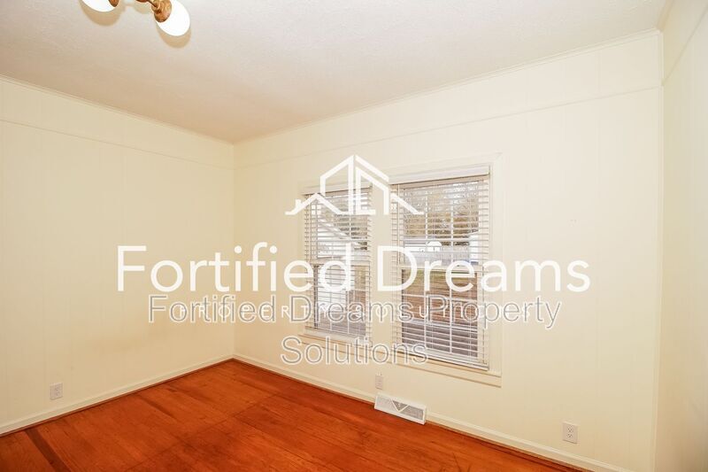 Building Photo - 309 E 11th St