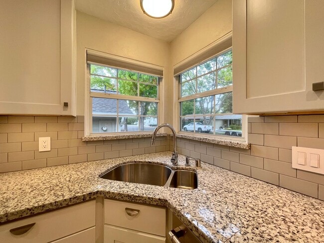 Building Photo - Charming 3 Bedroom 2 Bath Home in Old Town...