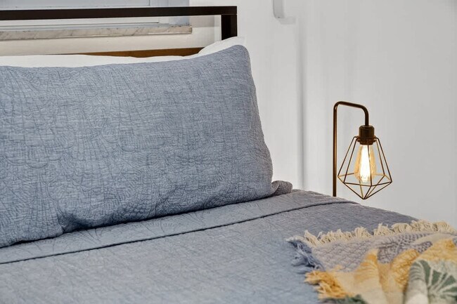 Building Photo - 5760 NE 18th Ave