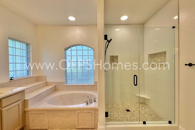 Building Photo - Gated South Crestview Community!