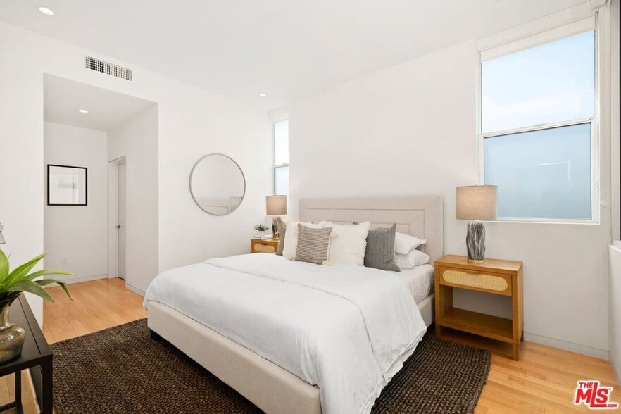 Building Photo - 742 N Hudson Ave